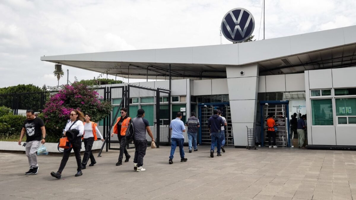 Sindicato de Volkswagen votará nueva oferta salarial del 10.04%