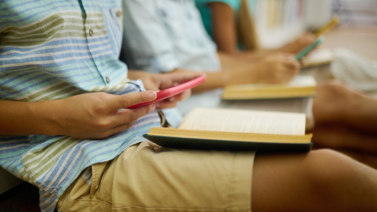 Sin pantallas en el aula, los estados acuerdan nuevo freno digital escolar
