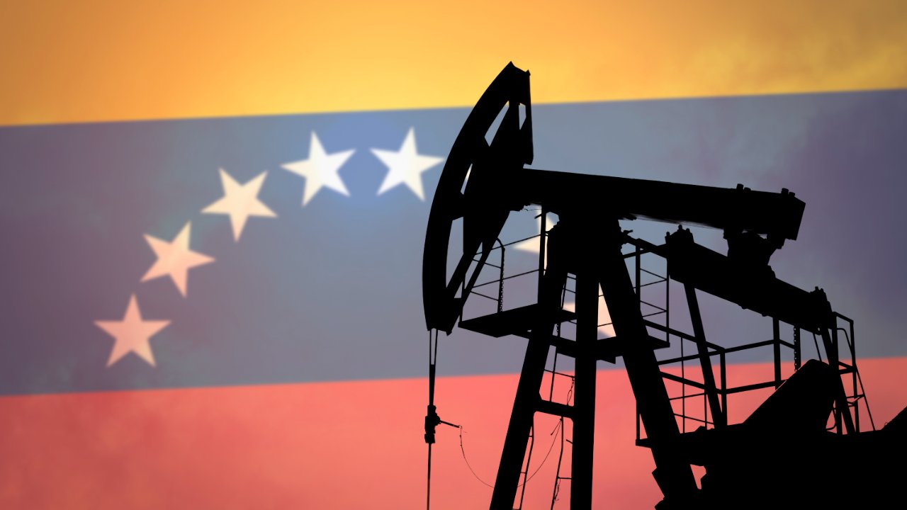 Trump presume "regalo" de petróleo, tras la caída de Maduro