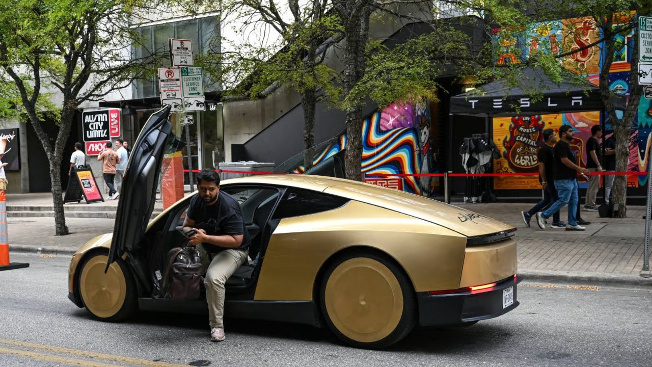 Adiós a los pedales: Tesla inicia viajes comerciales con su robotaxi biplaza
