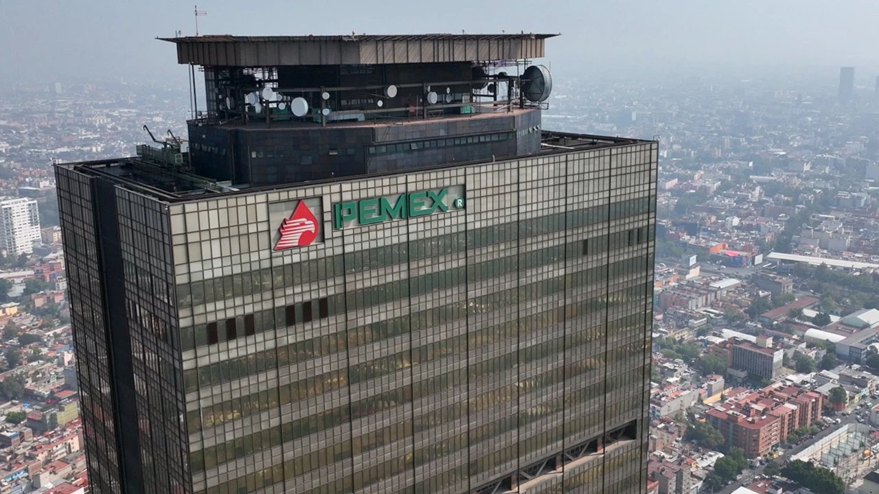 Gobierno recortará 70% de apoyos a deuda de Pemex en 2027.