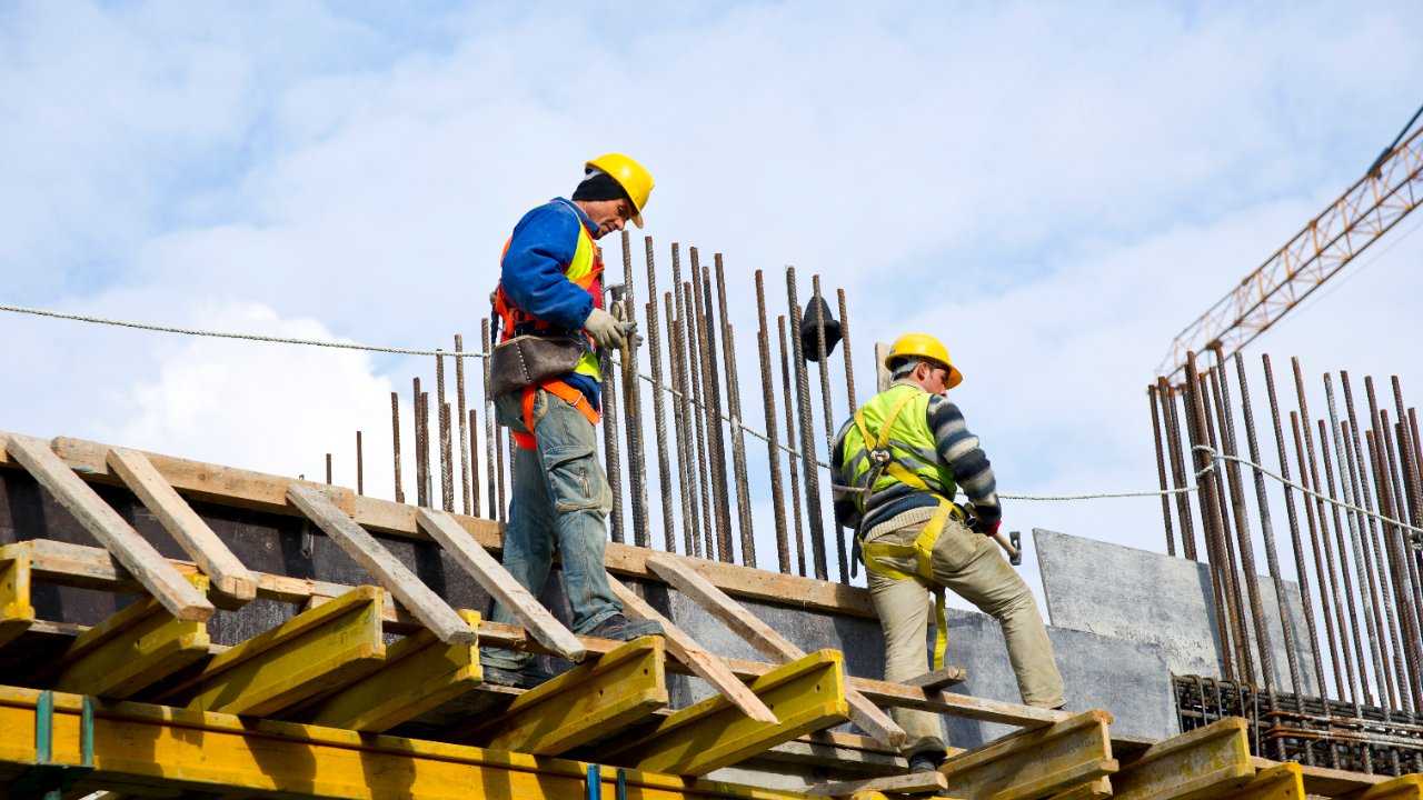 La industria mexicana repunta 0.5% en julio por obras y centros de datos.