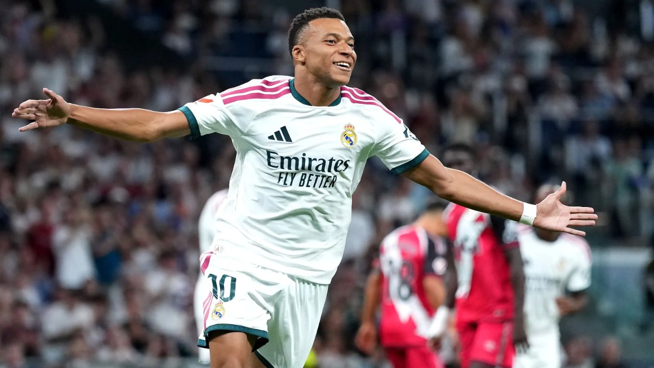 Mbappé firma doblete y el Real Madrid empata la cima con 4-1 al Rayo