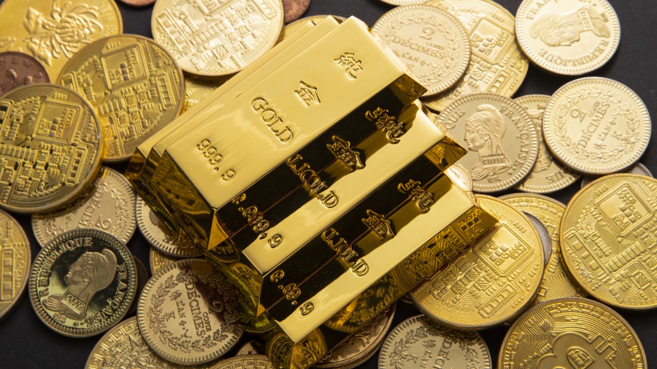 Petróleo al alza y tasas de la Fed hunden el precio del oro