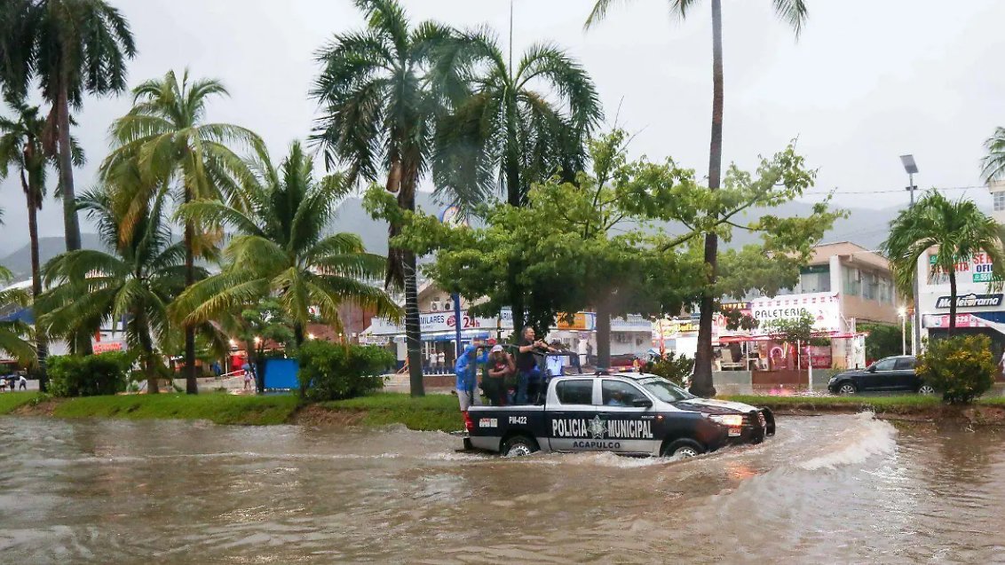 Huracán Simón baja a categoría 3 pero azota costas de Jalisco